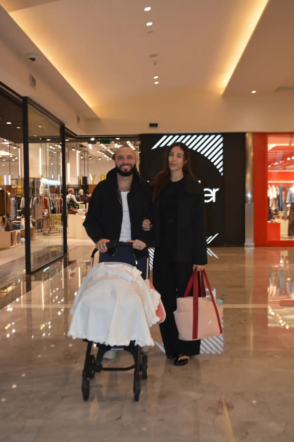 Berkay ve Özlem Ada Şahin'den Mihre ile ilk alışveriş 3 berkayozlem1 Berkay ve Özlem Ada Şahin'den Mihre ile ilk alışveriş