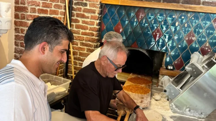 Dünyaca ünlü Şef Wolfgang Puck, lahmacuna hayran kaldı 1 Dünyaca ünlü Şef Wolfgang Puck, lahmacuna hayran kaldı