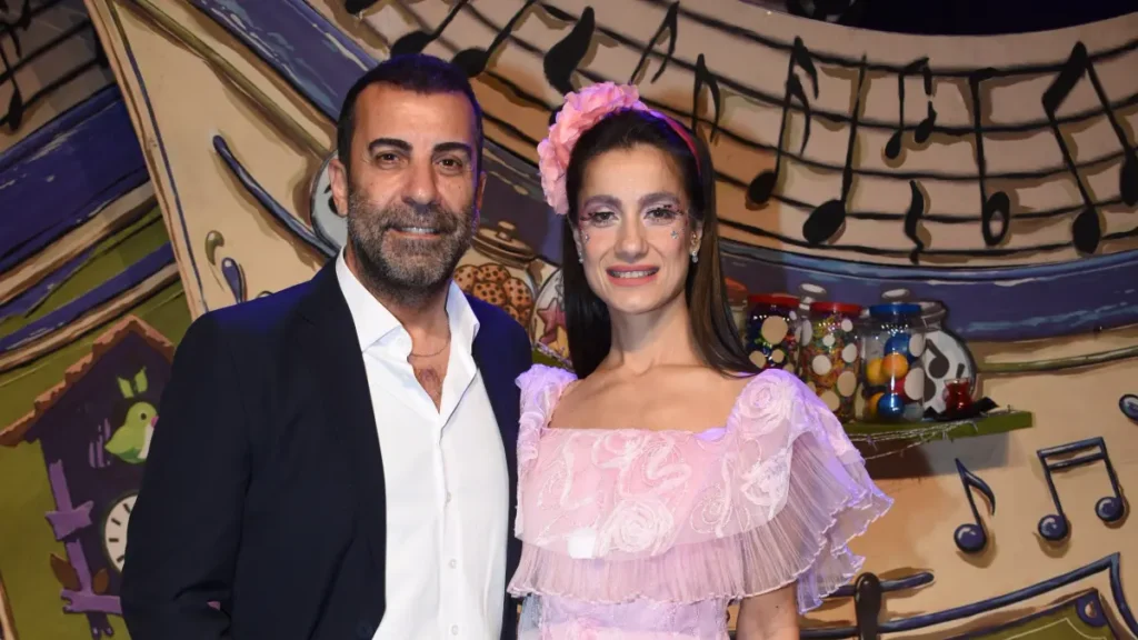 emre gizem Emre ve Gizem Karayel’in yapımcılığını üstlendiği 'Komşum Viyol Ailesi' seyirciyle buluştu