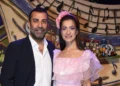 Emre ve Gizem Karayel’in yapımcılığını üstlendiği 'Komşum Viyol Ailesi' seyirciyle buluştu 19 Emre ve Gizem Karayel’in yapımcılığını üstlendiği ‘Komşum Viyol Ailesi’ seyirciyle buluştu