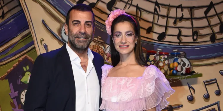 Emre ve Gizem Karayel’in yapımcılığını üstlendiği ‘Komşum Viyol Ailesi’ seyirciyle buluştu