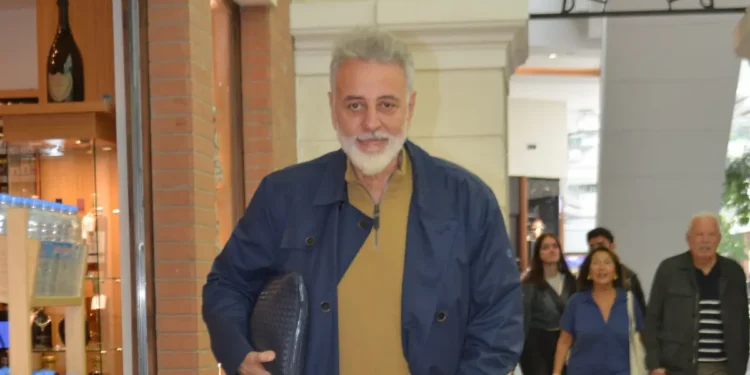 Hamdi Alkan tek başına alışverişte