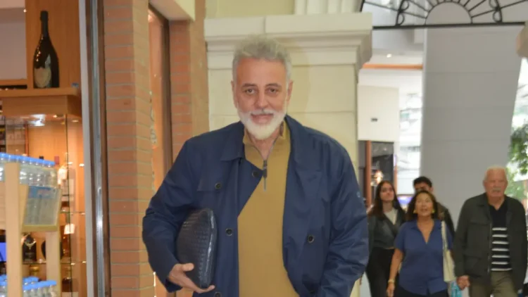 Hamdi Alkan tek başına alışverişte