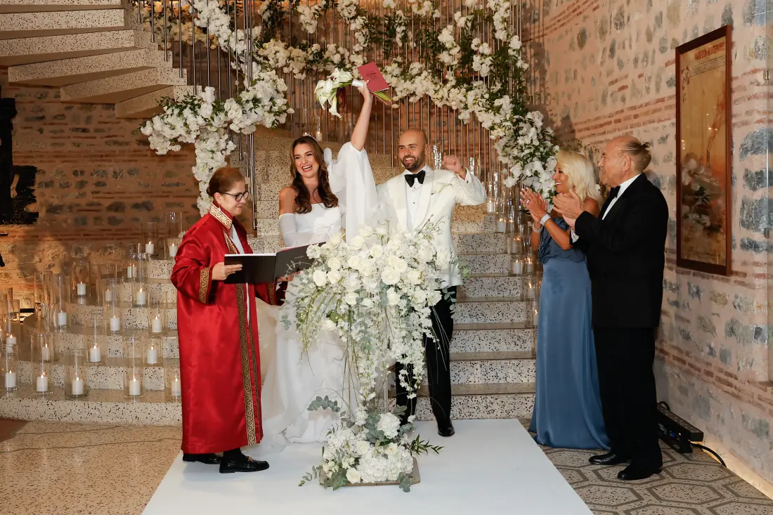 metenaz1 Naz Günday ile Mete Şeker, Divan Kuruçeşme’de görkemli bir düğünle evlendi