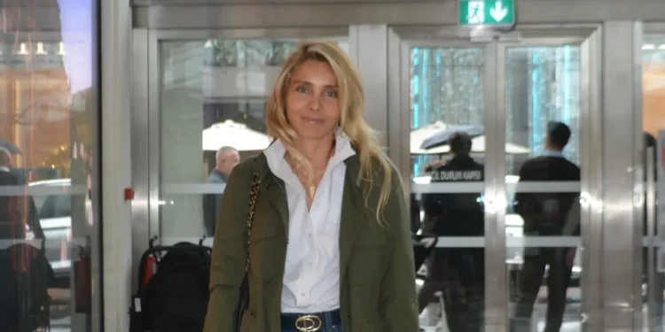 Nur Fettahoğlu tek başına alışverişte