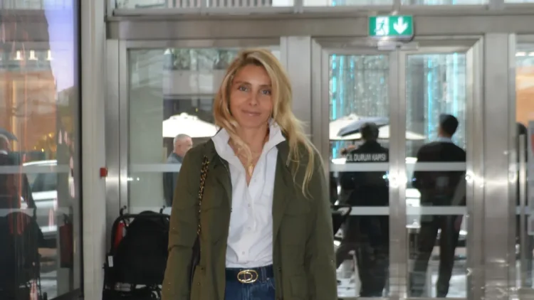 Nur Fettahoğlu tek başına alışverişte 1 Nur Fettahoğlu tek başına alışverişte