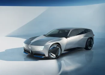 Opel, STX Concept ile station wagon dünyasında yeni dönemin kapılarını aralıyor 12 Opel, STX Concept ile station wagon dünyasında yeni dönemin kapılarını aralıyor