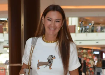 Pınar Altuğ güzelliğiyle gençlere taş çıkardı