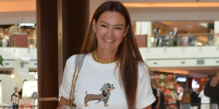 Pınar Altuğ güzelliğiyle gençlere taş çıkardı