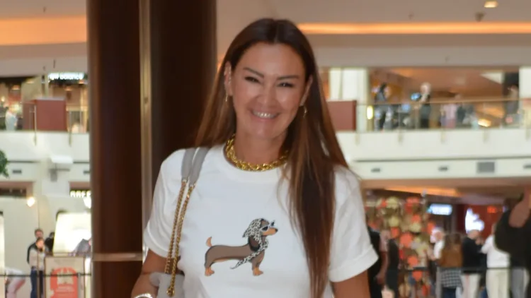 Pınar Altuğ güzelliğiyle gençlere taş çıkardı