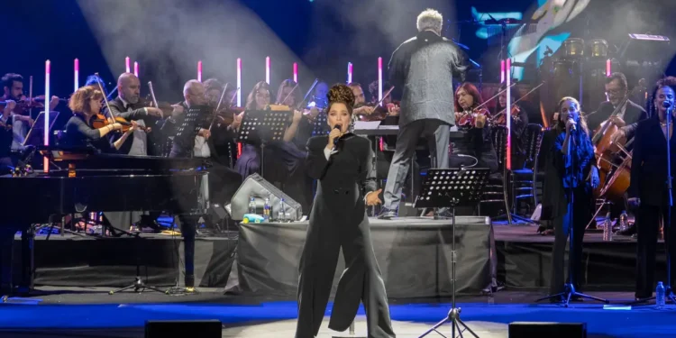 SenfoNil’in ilk konserinde İzmir Açıkhava’da izdiham yaşandı 2 SenfoNil’in ilk konserinde İzmir Açıkhava’da izdiham yaşandı