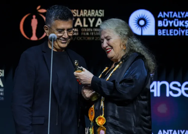 Suzan Kardeş’e 63. Antalya Altın Portakal Film Festivali’nde Sinema Emek Ödülü