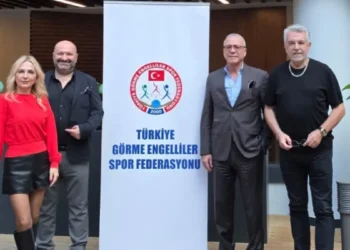 Ünlüler görme engelliler ile futbol maçına çıkıyor