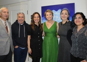 Dr. Handan Yavuz kendi kliniğinde sanatsal etkinliklerin ilkini Toçev yararına gerçekleştirdi