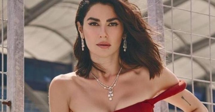 Nesrin Cavadzade’nin kırmızılı pozuna beğeni yağdı