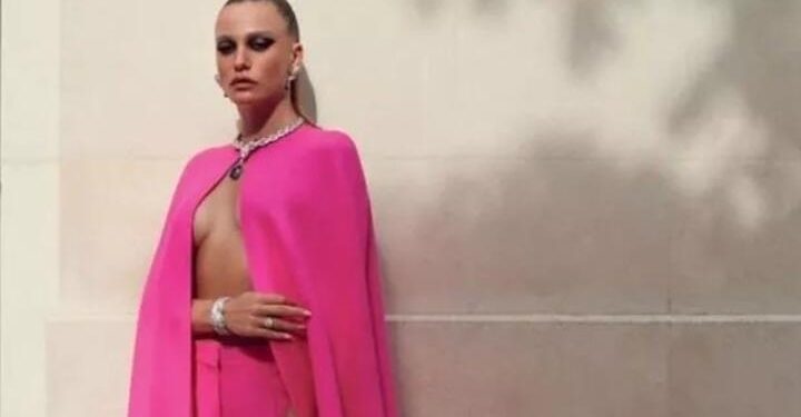 Serenay Sarıkaya pembe peleriniyle kamera karşısında