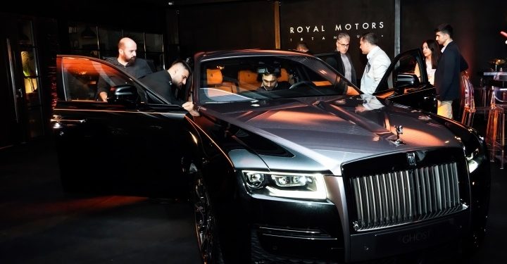 Rolls Royce, iki yeni modelini özel bir davetle tanıttı