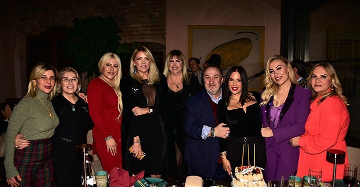 Uğur Batur özel davetiyle dostlarıyla bir araya geldi