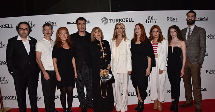 Merakla beklenen ‘Adı Aylin’ oyununa ünlü isimlerden büyük ilgi