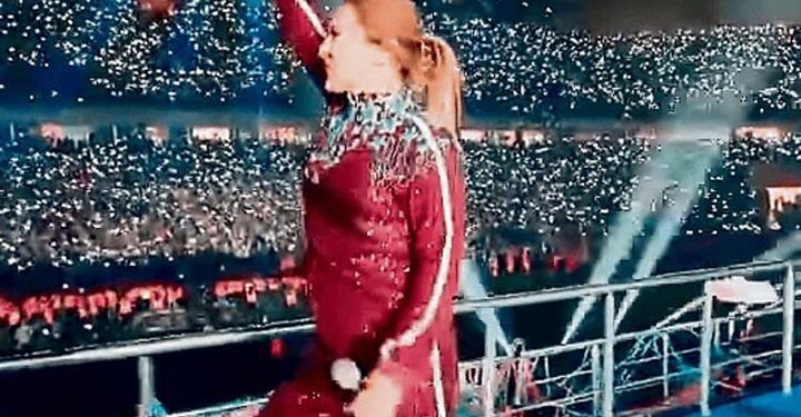 Demet Akalın, Trabzonspor için bir gecede eşofman diktirdi