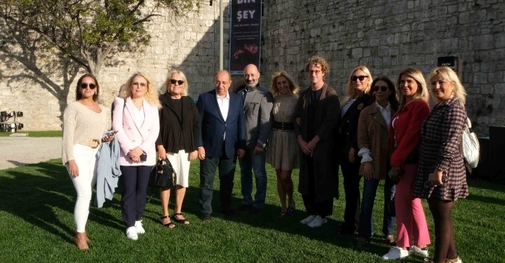 Cemiyetin ünlü isimleri ‘On Bin Şey’de buluştu