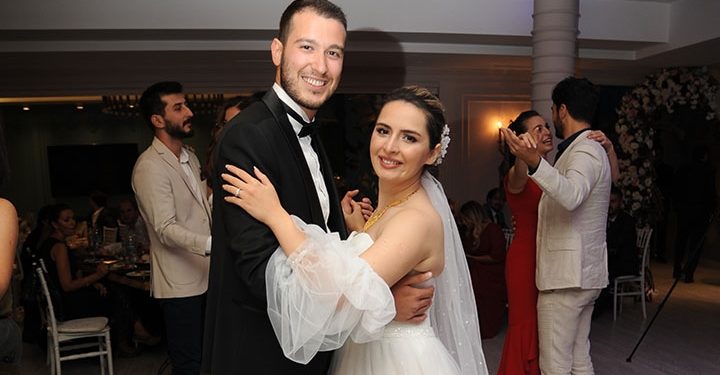 Bahadır-İrem Bayazıt çifti Tenis Kulübü’nde düzenlenen düğün töreniyle bir ömür boyu mutluluğa ‘evet’ dedi