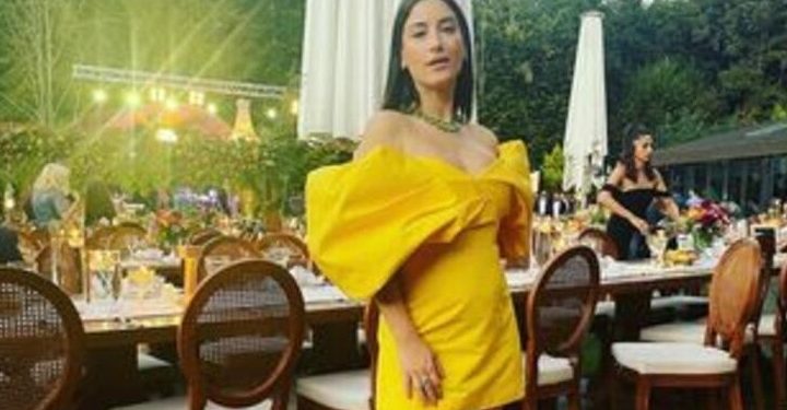 Hazal Kaya’dan ayna karşısında yeni poz