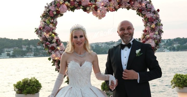 Metin Akdemir ve Mimar Merve Ocak sade bir düğün ile hayatlarını birleştirdi