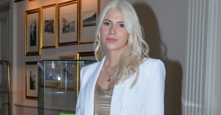 Ülkü Miray Er, altın çantalarını tanıttı