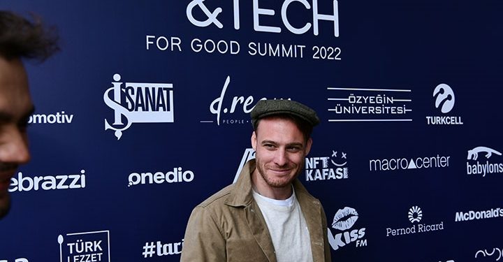 Kerem Bürsin, Sanat ve Teknoloji Zirvesi’ndeydi