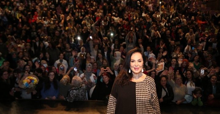 Küçükçekmece’de Türkan Şoray’a sevgi seli