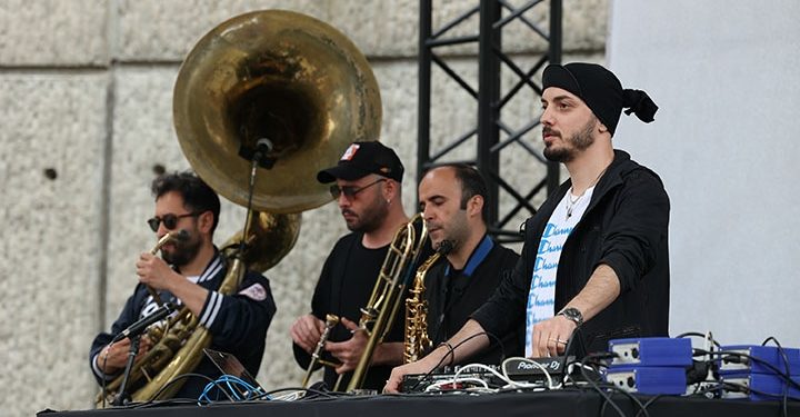 ‘Cuma İş Çıkışı’ konserleri Hey! Douglas ile yeniden başladı