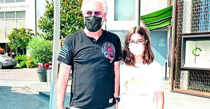 Tamer Karadağlı kızıyla alışveriş turunda
