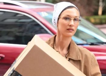 Bella Hadid, depremzedeler için yardım taşıdı
