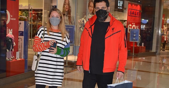Bülent İnal eşi Melis Tüysüz ile alışveriş turunda