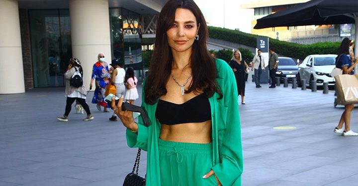 Hazal Filiz Küçükköse şıklığıyla göz kamaştırdı