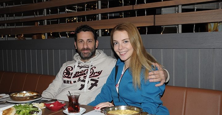 Selen Soyder eşiyle birlikte kahvaltının tadını çıkarttı