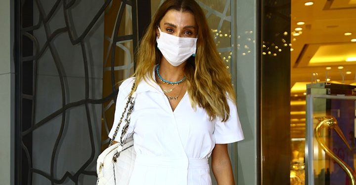 Özge ulusoy şıklığıyla göz kamaştırdı