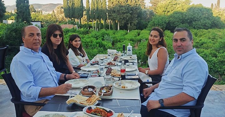 Ayaydın ailesinin kebap keyfi