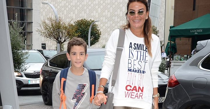 Özlem Yıldız oğlu Demir ile keyif yapıyor