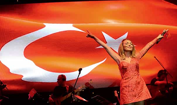 Sanatçılar mitinge ‘Demokrasi’ teknesiyle gidecek