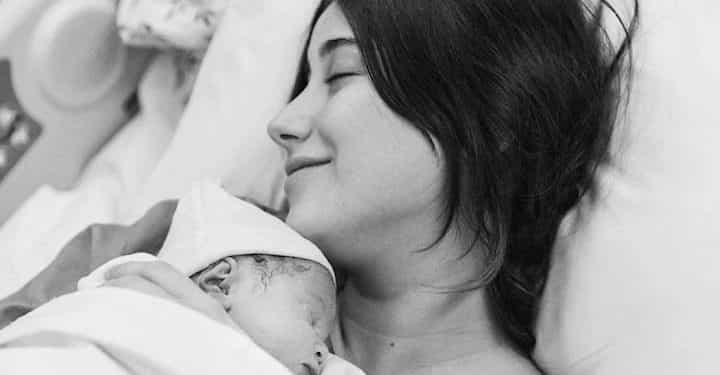 İkinci kez anne olan Hazal Kaya’dan kızı Leyla Süreyya ile ilk poz