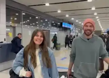 Kızına altı aylık hamile olan Aslı Enver, İngiltere’de doğum iddialarına yanıt verdi