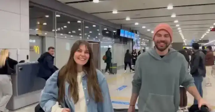 Kızına altı aylık hamile olan Aslı Enver, İngiltere’de doğum iddialarına yanıt verdi