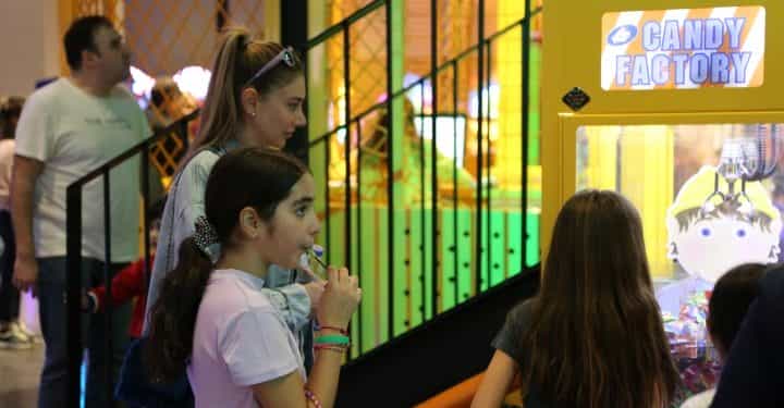 Şeyma Subaşı, kızı Melisa ile eğlence merkezinde çocuklar gibi şendi