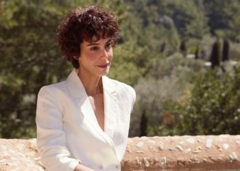 Arzum Onan, Yargıcı’nın yeni koleksiyonu için objektif karşısına geçti