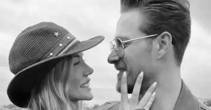 Aslı Turanlı ile Burak Çelik aşkını samimi fotoğraflar mı bitirdi?