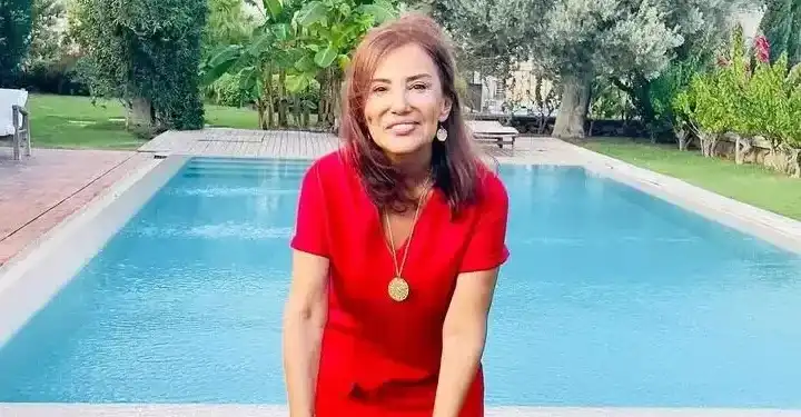 Bahar Öztan, tedavi gördüğü hastanede doktorlarıyla verdiği poz ile ‘her şey yolunda’ mesajı verdi