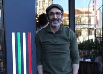 Fırat Tanış oyun öncesi dostlarıyla sohbet etti