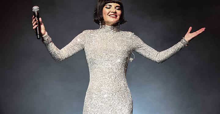 Göksel, kız çocuklarının eğitimine destek için sahnede